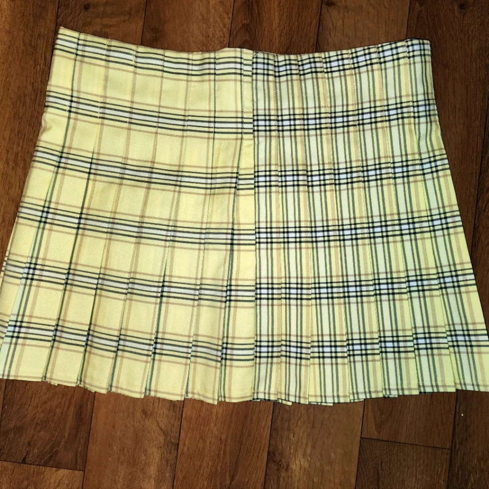 Yellow pleated mini skirt